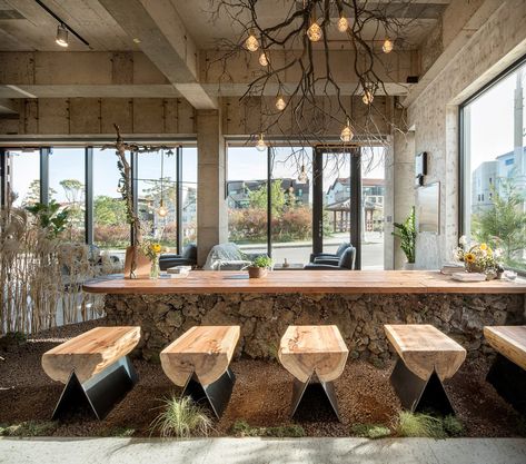 jeju island simsim cafe starsis architects archute 16 Wood Cafe Design, Wood Bar Design, Mountain Cafe, Bar Deco, Outdoor Kitchen Bars, Decoration Restaurant, Gallery Furniture, Jeju Island, Coffee Shop Design