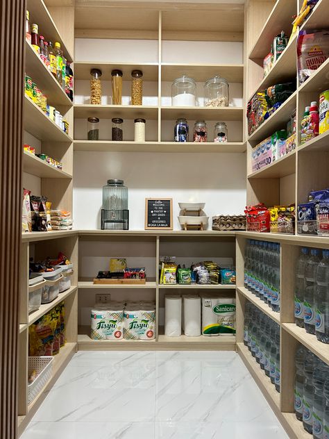 Walk in pantry idea Pantry Inside Closet, Sculary Ideas Walk In Pantry, Walk In Larder Pantry, Large Pantry Design Walk In, U Shaped Walk In Pantry, Simple Walk In Pantry, Large Walk In Pantry Ideas Layout, Big Pantry Ideas Walk In, Rectangular Pantry