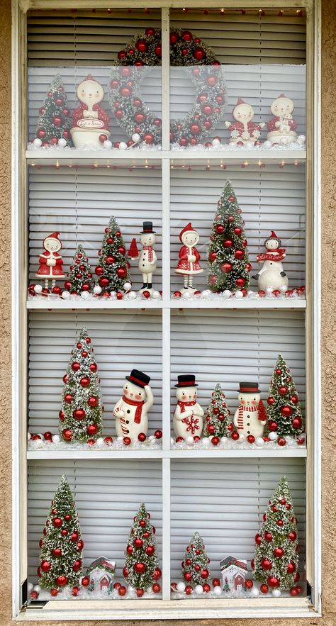 Snowman Collection Display Ideas, Snowman Display Ideas, Window Christmas Decor, Snowman Display, Simple Shelves, Christmas Village Decorations, Christmas Shelf, Window Christmas, Christmas Arts