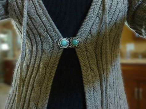 DIY Sweater Clip in 3 Easy Steps Cardigan Clips Diy, Sweater Guard, Free Beading Patterns, Diy Shawl, Diy Cardigan, Free Jewellery Making Tutorials, Cardigan Clips, Clothes Clips, Sweater Clips