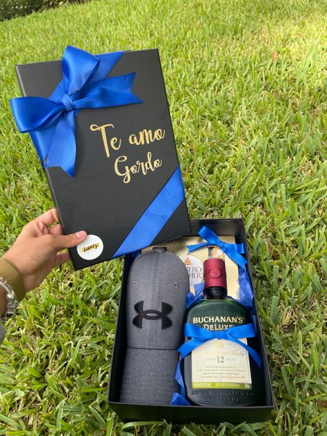 Unique gift box idea for man with a hat and a bottle to surprise him with a gift Hat Gift Box Ideas, Box Gift Ideas Boyfriend, Gift Box Idea, Unique Gift Box, Ideas Regalo, Bff Birthday Gift, Bff Birthday, Birthday Post Instagram, Creative Gifts For Boyfriend