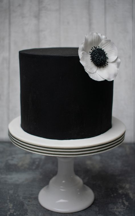 Simple Black Cake, Black Theme Cake, Black And White Cake Ideas, Black Cake Aesthetic, Black Fondant Cake, Birthday Cake Aesthetic Black, Black And White Birthday Cake, Brownie Wedding Cakes, Fifth Birthday Cake