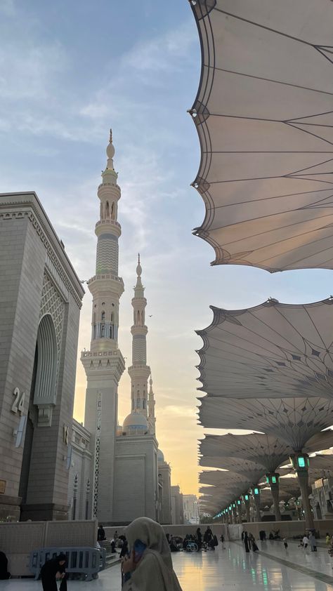 Madinah, mosque, sky, warm Madinah Sunset, Madinah Aesthetic, Wallpaper Ramadhan, Beautiful Tumblr, Medina Mosque, Mosque Art, Islamic Wallpaper Iphone, Mecca Wallpaper, Beautiful Mosques