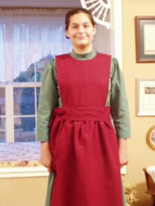 how to make a plain Amish style apron Homestead Clothing, Amish Clothes, Amish Dress, Mennonite Dress, Amish Clothing, Pioneer Costume, Shabby Dress, Plain Apron, Amish Lifestyle