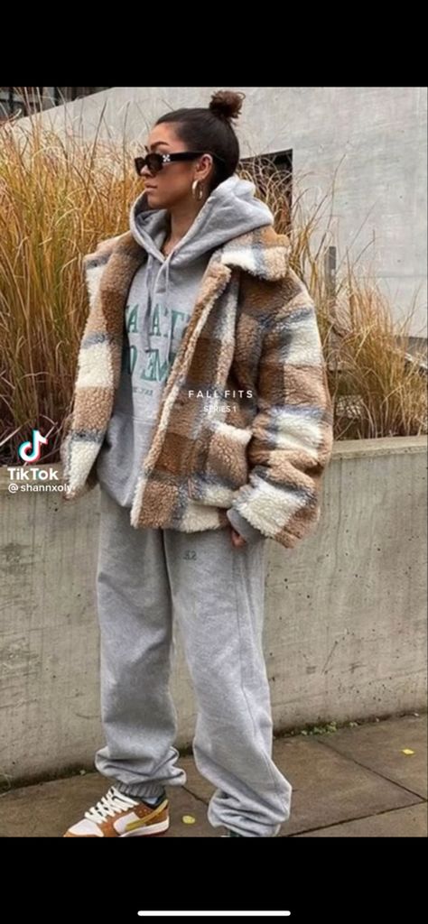 Flannel And Sweatpants Outfit, Sweatsuit Outfits Women, Sweatpants Outfits Winter, Sweatsuit Outfits, Grey Sweatsuit, Comfy Sweats, Sweater Refashion, Sweatpants Outfit, Rainy Day Outfit