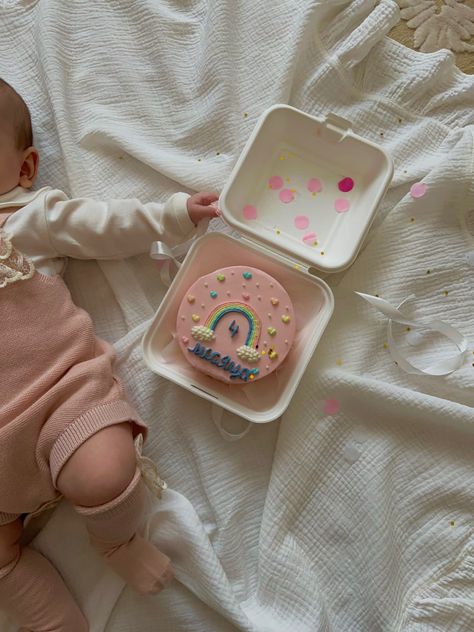 Baby One Month Cake, 1 Month Baby Cake Ideas, Newborn Congratulations, 1 Month Baby, Foto Newborn, Baby Luna, Newborn Mom, Baby Play Activities, Baby Tumblr