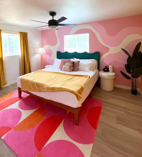 Graphic Bedroom Design, Room Funky Aesthetic, Bedroom Painting Design, Hand Painted Bedroom Wall, Diy Bedroom Mural Ideas, Colorful Apartment Aesthetic Bedroom, 60s Style Bedroom, Groovy Wall Paint, Fun Bedroom Paint Ideas