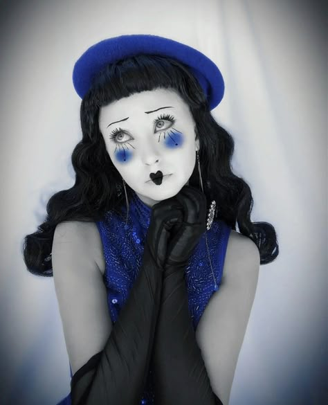 Old Fashioned Clown Makeup, Female Mime Makeup, Creepy Mime Makeup, Diy Vintage Clown Costume, Mime Makeup Aesthetic, French Mime Aesthetic, Mime Clown Makeup, Mime Makeup Halloween, Mimes Costume