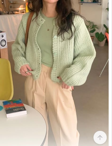 Knitted Cardigan Aesthetic, Cute Green Outfits Aesthetic, Pastel Green Outfit, Pink Green Outfit, Green Cardigan Outfit, Cardigan Tutorial, Crochet Top Outfit, Diy Vetement, Pastel Outfit