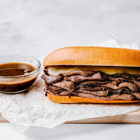 Easy French Dip Sandwich with Au Jus Roast Beef French Dip, Roast Beef Deli Meat, Italian Roast Beef, French Dip Recipes, Au Jus Recipe, Tender Roast Beef, Vegetables Pasta, French Dip Sandwiches, Dip Sandwiches