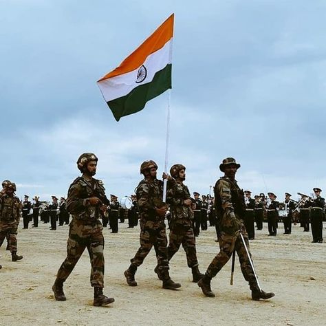 🇮🇳 भारत माता, Indian Flags, India Army, Indian Flag Photos, Indian Military, Army Look, Army Brat, Baby Cartoon Drawing, Mother Pictures