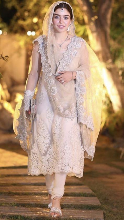 Beauty in simplicity Pakistani Engagement Dresses, Dress For Engagement, Nikah Dress, Pakistan Dress, Shadi Dresses, Pakistani Formal Dresses, Desi Wedding Dresses, Stile Hijab, Nikkah Dress