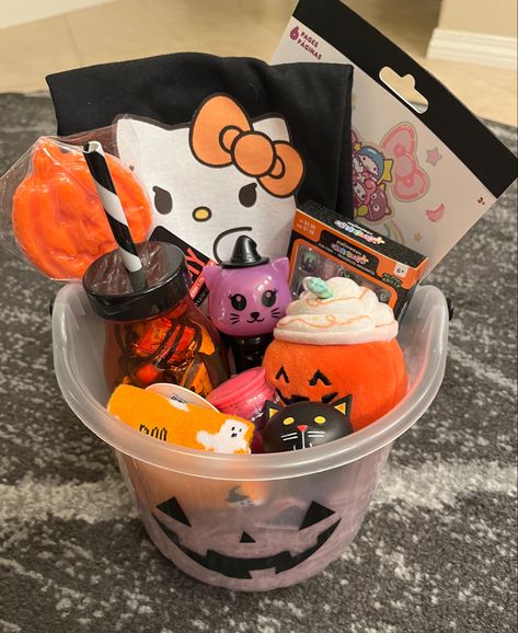 Hello Kitty Halloween Boo Basket, Boo Basket Hello Kitty, Hello Kitty Spooky Basket, Halloween Treat Baskets, Cake Gift Basket, Soda Cake, Treat Basket, Diy Birthday Gifts For Friends, Halloween Baskets