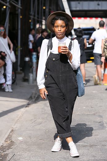 H to T Street Style Dungarees Outfit Aesthetic, Black Dungarees Outfit, How To Style Dungarees, Black Overalls Outfit, Accessories Street Style, Dungaree Outfit, Cool Kicks, Street Style Outfits Casual, Street Style New York