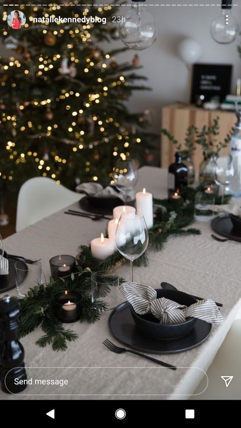 Black Christmas Table Setting, Christmas Table Set Up, Christmas Dinner Decorations, Black Christmas Decorations, Christmas Table Decorations Diy, Minimalist Christmas Decor, Tafel Decor, Christmas Dining Table, Christmas Dinner Table