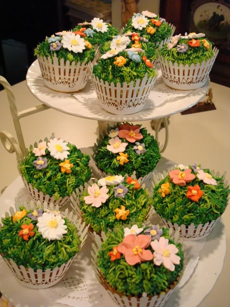 Garden Themed Cupcake Ideas, Cheap Fairy Party Ideas, Fairy Garden Birthday Cupcakes, Fairy Core Cupcakes, Fairy Birthday Party Outfit, Garden Party Treats, Enchanted Garden Cupcakes, Fairy Garden Cupcake Ideas, Fairy First Cupcakes