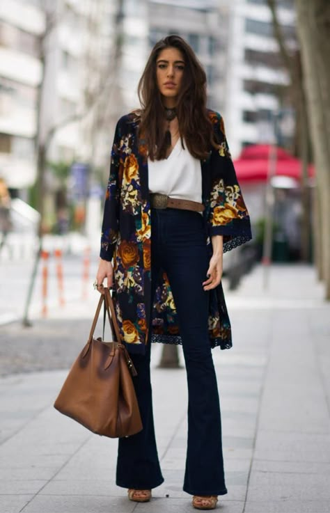 26 Ways to Style a Kimono for Spring - colorful kimono styled with belted high-waisted flares, a white blouse, and brown leather boho bag How To Wear Kimono, How To Wear Belts, Look Winter, Mode Prints, Look Boho Chic, Boho Mode, Kimono Outfit, Mode Kimono, Cooler Look