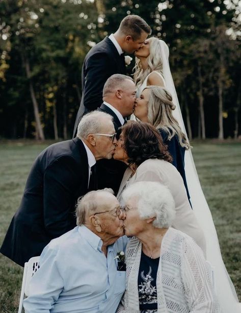 Hilarious Wedding Photos, Groom And Mom Pictures Photo Ideas, Wedding Picture Ideas With Parents, Family Wedding Photos Parents, Silly Wedding Photos, Funny Wedding Photography, Creative Wedding Pictures, Arts N Crafts, Fun Wedding Pictures