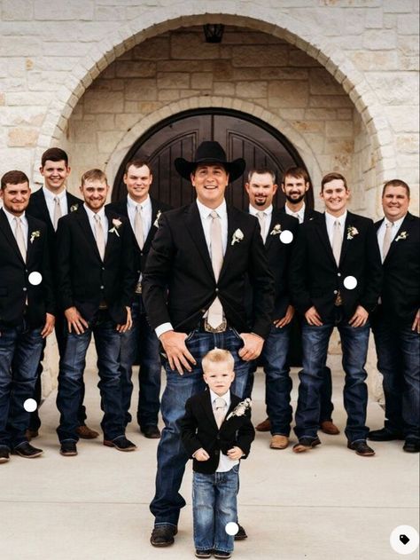 Groom Country Wedding Attire Jeans, Blue Jean Groomsmen Attire, Bridal Party And Groomsmen Photos, Jeans For Wedding Grooms, Western Groomsmen Attire Black, Western Tuxedo Wedding, Jean Groomsmen Outfits, Wedding Jeans Groomsmen, Grooms Attire Rustic