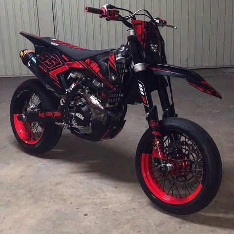 42.4 mil Me gusta, 314 comentarios - SUPERMOTO (@supermotomoments) en Instagram: "Rate it 1-10 🤤😍 @motardmedia @thomas_corsi" Motard Bikes, Bmw 1000rr, Custom Dirt Bike, Ktm Dirt Bikes, Ktm Supermoto, Tmax Yamaha, Mobil Mustang, Dirt Biking, Cool Dirt Bikes