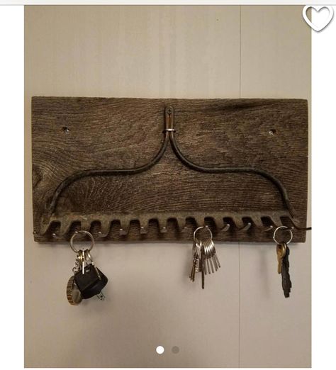 Rustic rake key holder Rustic Key Holder Ideas Diy, Rake Hanger Ideas, Rake Key Holder, Farmhouse Rake Decor, Country Key Holder, Diy Key Rack Wood, Decorative Key Holder, Rustic Key Holder Ideas Entryway, Ideas For Keys Holders