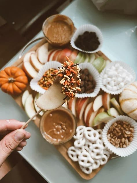 Fall Dessert Grazing Board, Charcuterie Board Dessert Thanksgiving, Creative Fall Food Ideas, Fall Charquetery Board Ideas, Friends Giving Charcuterie Board, Fall Party Board, Fall Themed Wedding Food, Fall Charcuterie Board Caramel Apple, Pumpkin Bread Charcuterie Board