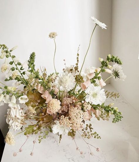 Bouquet Champetre, Wedding Flower Inspiration, Neutral Wedding, Deco Floral, Wedding Flower Arrangements, Wedding Mood, Flower Farm, Floral Centerpieces, Logo Ideas