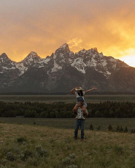 chasing sunsets and making memories . . #tetonphotographer #countryengagementphotos #destinationweddingphotographers #cowgirlboots #authenticlovemag #authenticlovemags #idahoweddingphotographer #worldviewmag #insomniamag #777luckyfish #unscriptedposingapp #feel_wedvibes #romancemag #emotionsurfers #storyphotos3 🗝️: teton photos | Grand Teton National Park | summer engagement photoshoot | Jackson Hole wedding photographer | Idaho wedding photographer | cowgirl boots | cowgirl | cowboy | cou... Country Wedding Aesthetic Ideas, Country Marriage, Dating A Cowboy, Jackson Hole Aesthetic, Western Photos, Cowboy Engagement Photos, Country Couple Pictures, Cowboy Aesthetic, Jackson Hole Wyoming