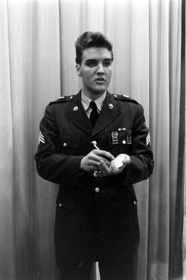 Army Elvis, Elvis Army, Elvis Presley Army, Army Photos, Young Elvis, Army Day, Elvis Presley Pictures, Elvis And Priscilla, Elvis Presley Photos