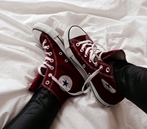 Wine converse, burgundy, blood red Black leather pants Alternative Fashion. All-star Converse Rouge, Converse Maroon, Burgundy Converse, Maroon Converse, Galaxy Converse, Galaxy Vans, Jeans Trend, Style Converse, Red Converse