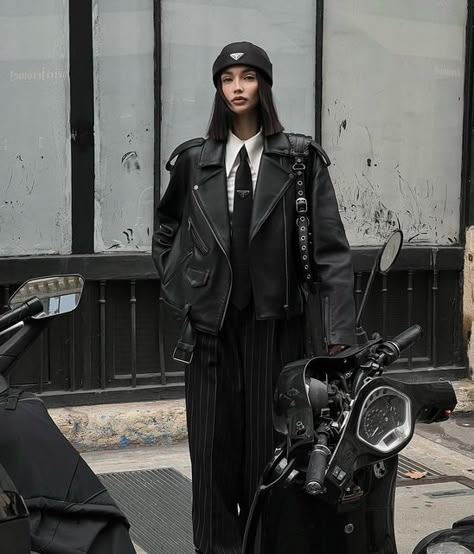 Black Jacket Outfit, Tie Outfit, Leather Jacket Outfits, Tomboy Style Outfits, Looks Street Style, Style Punk, Jacket Fashion, Tomboy Fashion, Edgy Outfits