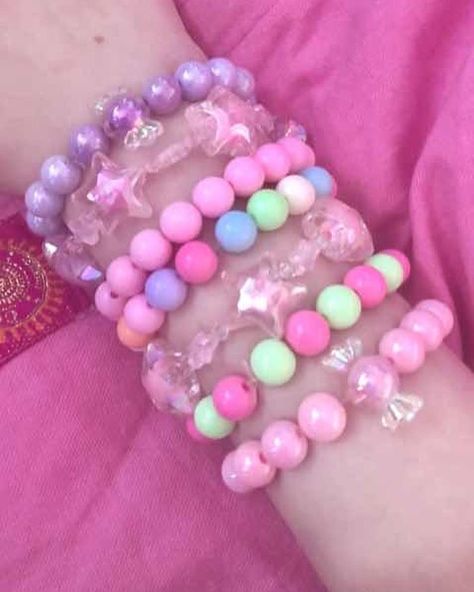 Kawaii Bracelet, Kawaii Cutecore, Diy Kandi Bracelets, Diy Kandi, Mode Kawaii, Bracelet Inspo, Kandi Patterns, Kawaii Core, Kandi Bracelets