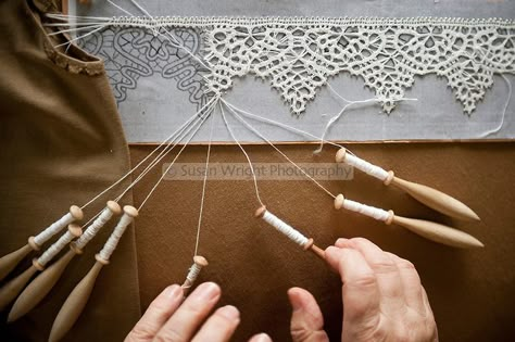 Love this pattern.... I want to learn to do that! Love tedious things. Bobbin Lace Tutorial, Hantverk Diy, Making Lace, Bobbin Lacemaking, Lace Inspiration, Lace Pillow, Types Of Lace, Bobbin Lace Patterns, Point Lace