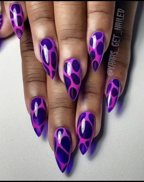 Arcade Carpet Nails, Alien Nail Ideas, Glow In The Dark Nail Art, Nail Character Art, Nail Art Dots Design, Nail Art Korean Style Trends, Nail Patterns Designs, Dotting Tool Nail Art Ideas, Character Art Nails