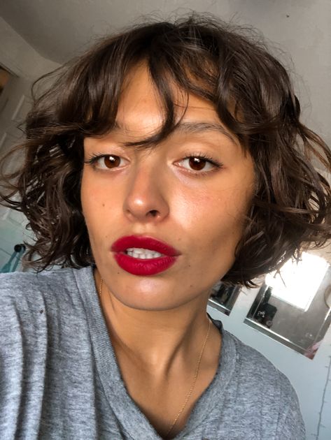 Rouje lipstick in Jeanne French Girl Makeup Look, Parisian Makeup, French Girl Makeup, Summer Glow Makeup, Holiday Glam Makeup, Corte Long Bob, French Makeup, Red Lipstick Makeup, Makeup Challenges