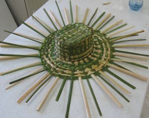 bullrush hat | weaving a cattail hat Flax Weaving, Bamboo Hats, Gardening Hat, Willow Weaving, Inkle Loom, Weaving Tutorial, Basket And Crate, Raffia Hat, Diy Weaving