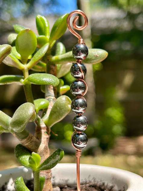 Hematite Gemstone Wire Wrapped Copper Plant Stake Decor Plant Beads, Copper Wire Crafts Garden Art, Copper Coil Projects, Plant Jewelry Diy, Gemstone Decor, Wire Plant, Wire Art Diy, Wire Crafts For Beginners, Electro Culture