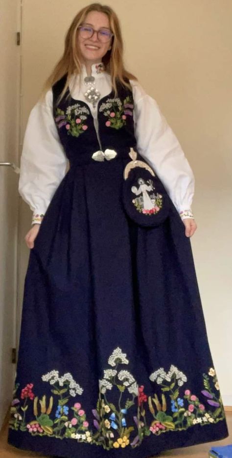 German Folk Clothing, Traditional English Clothing, Swedish Traditional Clothing, Norwegian Dress, Cool Style Outfits, Academy Uniform, August Outfits, Norwegian Fashion, English Clothes