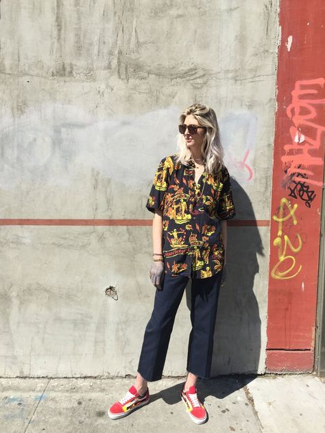 Patterned Shirt Outfit, Hawaiian Shirt Outfit Women, Hawaiian Shirt Outfit, Hawaiian Shirt Women, Shirt Casual Style, Hawaiian Outfit, Grunge Vintage, Outfit Trends, Moda Vintage