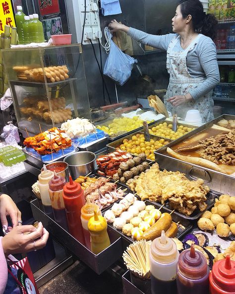 Hong Kong Eats on Instagram: “🍡🍢🍡🍢🍡🍢 . . . #streetfood #hkstreetfood #hongkongstreetfood #hongkongstreetfoods #streetfoods #hkstreetfoods #eggwaffle #eggwaffles #eggpuff…” Hong Kong Cuisine, Hong Kong Night Market, Hong Kong Market, 90s Hong Kong Aesthetic, Hong Kong Snacks, Hong Kong Aesthetic, Hong Kong Nightlife, Hong Kong Street Food, Hong Kong Shopping