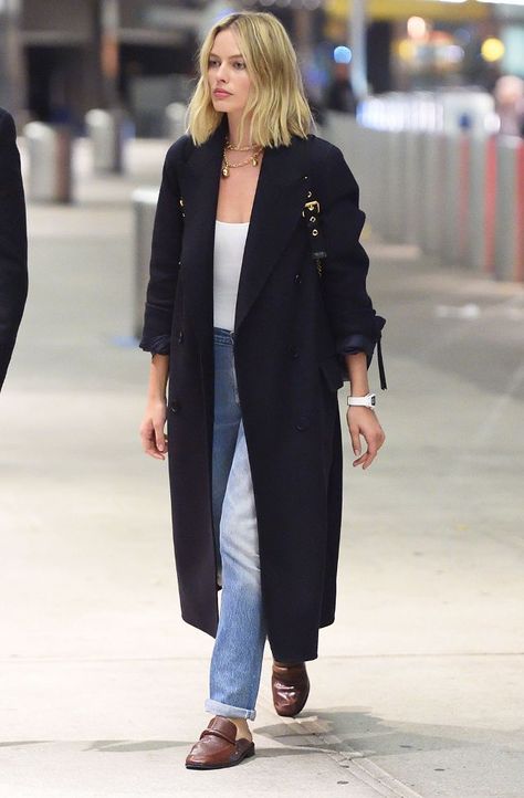 On Margot Robbie: Burberry coat and backpack; Newbark mules Margot Robbie Street Style, Margot Robbie Style, Look Boho Chic, Estilo Preppy, Mode Casual, Minimalist Chic, Looks Street Style, Celebrity Street Style, Mode Inspo