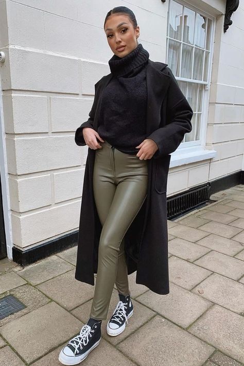 Outfit Con Verde, Trousers Outfit Work, Trousers Outfit Winter, Olive Green Pants Outfit, Leather Trousers Outfit, Green Pants Outfit, Faux Leather Trousers, Tight Dress Outfit, Trouser Outfit