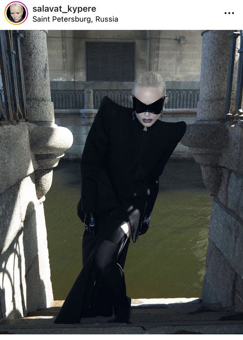 Black Avant Garde Fashion, Futuristic Fashion Photography, Avant Garde Fashion Street, Brutalist Fashion, Avant Garde Street Style, Industrial Goth, Avant Garde Aesthetic, Sci Fi Fashion, Dark Look