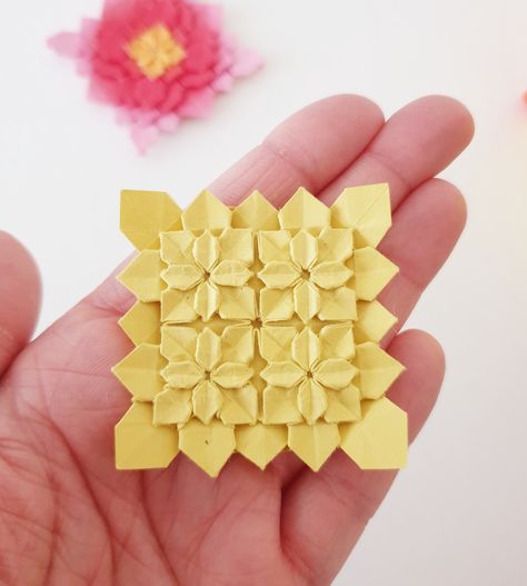 Diy paperflower Papercraft tutorial howto Flower Tessellation, Tessellation Origami, Origami Tiles, Origami Tesselations, Origami Hydrangea, Origami Tessellation, Folded Stars, Tessellation Art, Cute Art Projects