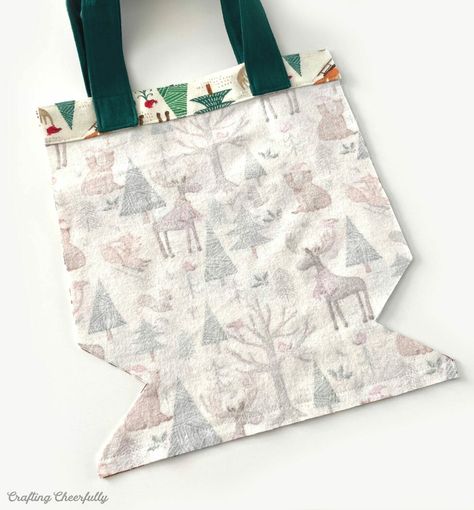 Reusable Fabric Gift Bags Free Pattern, Reusable Christmas Bags, Reusable Gift Bags Diy, Sew Gift Bags Patterns, Fabric Gift Bag Pattern, Reusable Fabric Gift Bags, Reusable Christmas Gift Bags, Christmas Sewing Projects To Sell, Christmas Sacks Diy