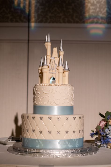 Disney Castle Wedding Cake, Cinderella Themed Quinceanera Cake, Cinderella Theme Cake, Cake Quinceanera, Cinderella Wedding Cake, Castle Wedding Cake, Map Cake, Fairy Tale Wedding Cake, Cinderella Quinceanera Themes