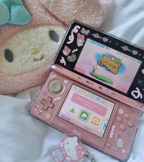 Hello Kitty Ds Game, My Melody Animal Crossing, Cute Ds Games, Nintendo 3ds Aesthetic, Nintendo Ds Aesthetic, Modded 3ds, Nintendo Y2k, 3ds Aesthetic, Pink 3ds