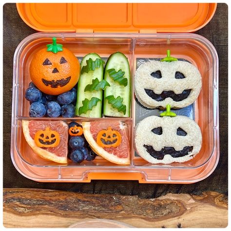 🎃 Start the Halloween carnival with a spook-tacular Jack O' Lantern lunchbox! Packed with mandarins and sandwiches shaped like Jack O' Lanterns, it’s a frightfully fun way to kick off the week. 💜 Let's send some love to @Artinlunchbox @Damaltianyee @Laura.Loves.Lunch and @Kidcatveggiefood who shared their amazing lunchbox ideas on Teuko and inspired all of us today (follow them)! 🍱 Don't miss out on the creativity at Teuko.com for more boo-tiful lunch ideas! #bento #bentobox #CreativeFo... Halloween Bento Box Ideas, Halloween Lunchbox Ideas, Lunch Ideas Bento, Halloween Bento, Sandwich Shapes, Halloween Lunch Box, Halloween Lunch, Boo Tiful, Lunchbox Ideas