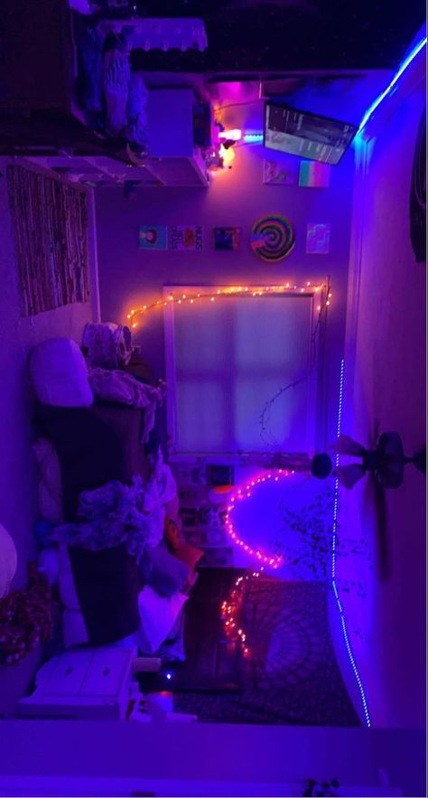 Chill Bedroom Vibes Aesthetic, Y2k Bedroom Aesthetic Baddie, Chill Apartment Vibes Bedroom, Dope Rooms Bedrooms, Dope Bedroom Ideas, Y2k Aesthetic Bedroom, Speakeasy Basement Ideas, Bedroom Setup Ideas Layout, Speakeasy Room Ideas