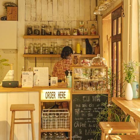 Cư Xá: A Charming Little Cafe in Ho Chi Minh That Looks Straight Out From a Studio Ghibli Film Studio Ghibli Restaurant, Tiny Cafe Interior, Ghibli Cafe Aesthetic, Ghibli Coffee Shop, Japanese Coffee Shop Interior, Cottage Core Cafe, Studio Ghibli Cafe, Ghibli Architecture, Japanese Cafe Design